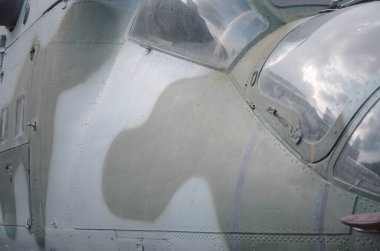 Helikopterin kabin parçasını kapatın. Kamuflaj uçak gövdesi ve kurşun geçirmez cam.