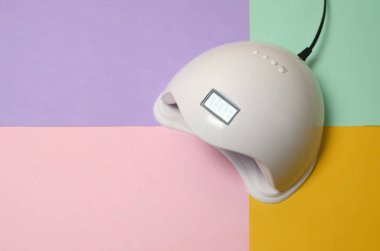 Jel metoduyla iyileştirme işlemi için UV LED lambası çok renkli masalarda bulunur. Kızılötesi indüksiyon tırnakların çabuk kurumasına ve iyileşmesine yardımcı olur.