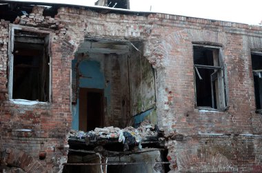 Donetsk bölgesindeki askeri operasyonlardan sonra terk edilmiş iki katlı bir binanın parçası.