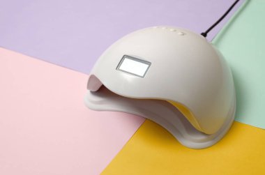 Jel metoduyla iyileştirme işlemi için UV LED lambası çok renkli masalarda bulunur. Kızılötesi indüksiyon tırnakların çabuk kurumasına ve iyileşmesine yardımcı olur.