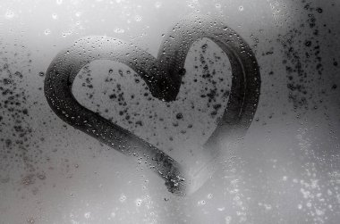 Kalp kışın sisli camlara boyanır.