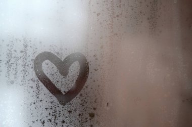 Kalp kışın sisli camlara boyanır.