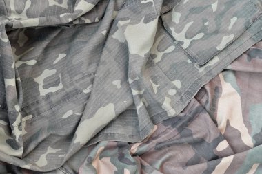 Takipçilik ve Çernobil Yasaklama Bölgesi Tasarım Projeleri için kamuflaj arka planı. Takipçilerin arka tarafı buruşuk kumaşla kaplı kamuflaj ceketi.