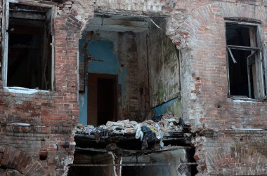 Donetsk bölgesindeki askeri operasyonlardan sonra terk edilmiş iki katlı bir binanın parçası.