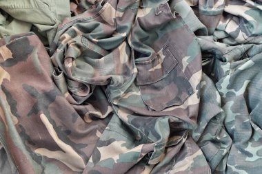 Takipçilik ve Çernobil Yasaklama Bölgesi Tasarım Projeleri için kamuflaj arka planı. Takipçilerin arka tarafı buruşuk kumaşla kaplı kamuflaj ceketi.