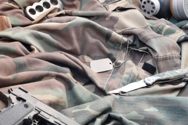 Takipçi askerler Sovyet gaz maskesi yeşil haki rengi kamuflaj ceketli tabanca ve bıçakla yatar. Künye ve pirinç muşta. Kıyamet sonrası hayatta kalan ögeler kiti