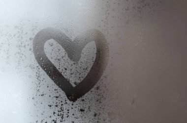 Kalp kışın sisli camlara boyanır.