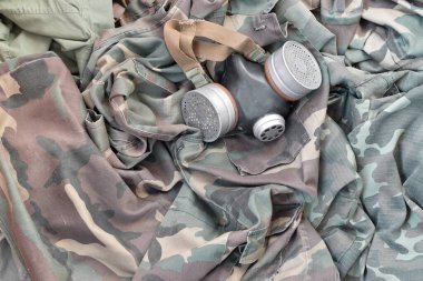 Takipçi askerler Sovyet gaz maskesi birçok yeşil haki rengi kamuflaj ceketinde bulunur. Kıyamet sonrası hayatta kalma kavramı
