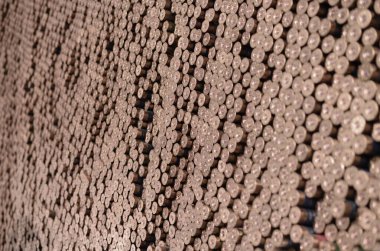 Pompalı mermiler için 12 kalibrelik fişekler. Av tüfeği mermileri yakın çekim için. Atış menzili ya da mühimmat ticareti için zemin. Yığında 12 kalibrelik silindir fıçı kapakları kullanıldı