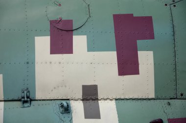 Kamuflajlı askeri helikopterin yan dokusu. Eski zırhlı uçaklar yaklaşıyor.