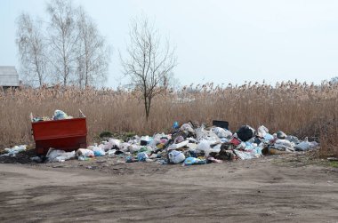 Çöp tenekesi çöp ve atıklarla dolu. Nüfuslu bölgelerde zamansız çöp temizleme