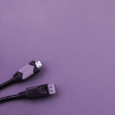 Mor arkaplandaki kusursuz bağlantı için ses videosu HDMI bilgisayar dolgusu ve 20-pin erkek DisplayPort altın kaplama konnektörü