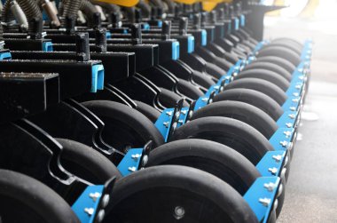 Yeni endüstriyel tarım ekicisinin tekerlekleri yakın mesafede.