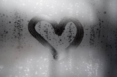 Kalp kışın sisli camlara boyanır.
