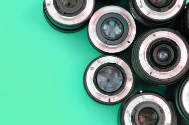 Parlak turkuaz arka planda birkaç fotoğraf lensi var. Metin için boşluk