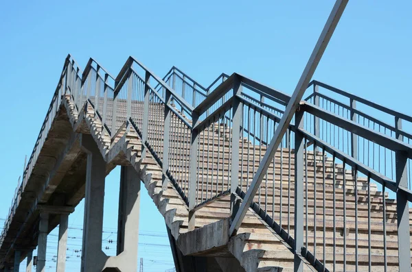 Fragmento Uma Subida Escalonada Para Ponte Pedonal Entre Plataformas Estação — Fotografia de Stock