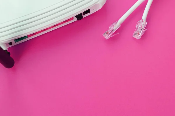 Internet Router Und Internet Kabelstecker Liegen Auf Einem Leuchtend Rosa — Stockfoto