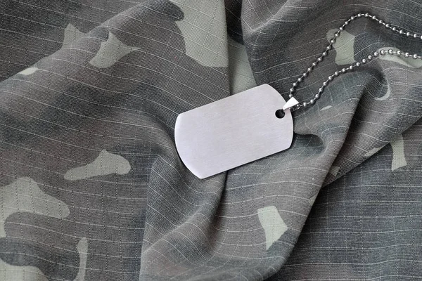 Perles Militaires Argentées Avec Étiquette Chien Sur Uniforme Fatigue Camouflage — Photo