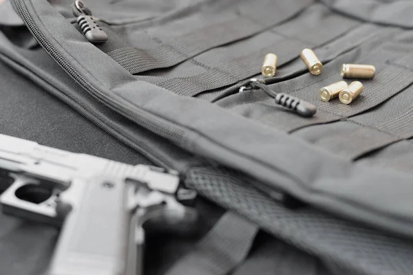Пули Пистолет Лежат Черном Тактическом Рюкзаке Набор Предметов Специального Назначения — стоковое фото