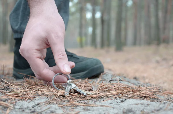 Mano Masculina Recogiendo Las Llaves Perdidas Del Suelo Camino Otoñal —  Fotos de Stock