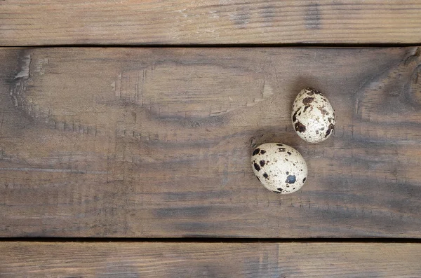 暗い茶色の木製の表面にウズラの卵 トップビュー テキストのための空の場所 レシピ — ストック写真