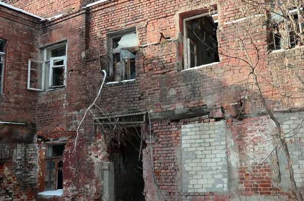Фрагмент Заброшенного Двухэтажного Здания После Военных Действий Донецкой Области — стоковое фото