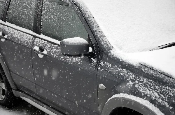 Fragment Samochodu Pod Warstwą Śniegu Obfitych Opadach Śniegu Korpus Samochodu — Zdjęcie stockowe