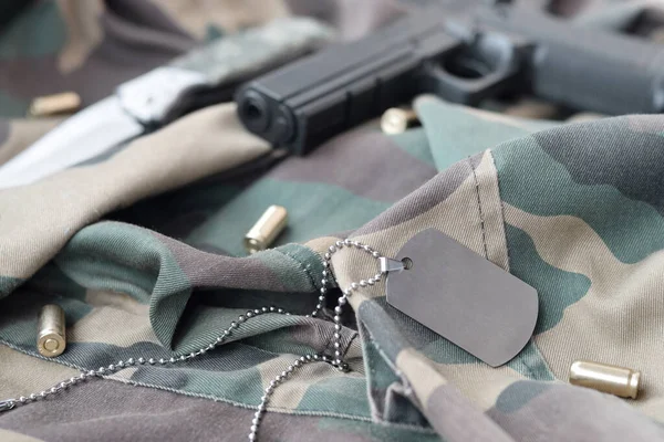 Żeton Army Dog Pociskami 9Mm Pistoletem Leży Złożonej Kamuflażowej Zielonej — Zdjęcie stockowe