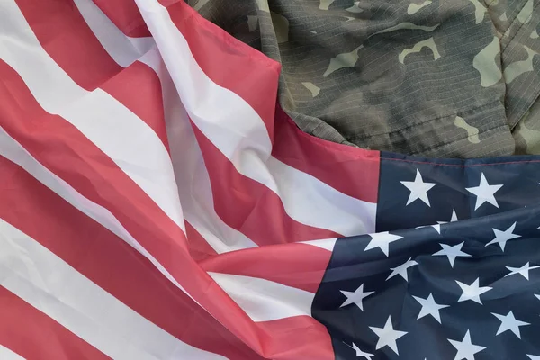 アメリカの国旗と軍の制服のジャケットを折り畳んだ アメリカの愛国的な休日のデザインのための軍事シンボルの概念的な背景バナー — ストック写真
