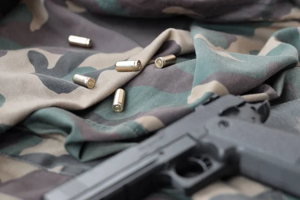 Пули Пистолет Лежат Сложенной Камуфляжной Зеленой Ткани Набор Предметов Стрельбища — стоковое фото