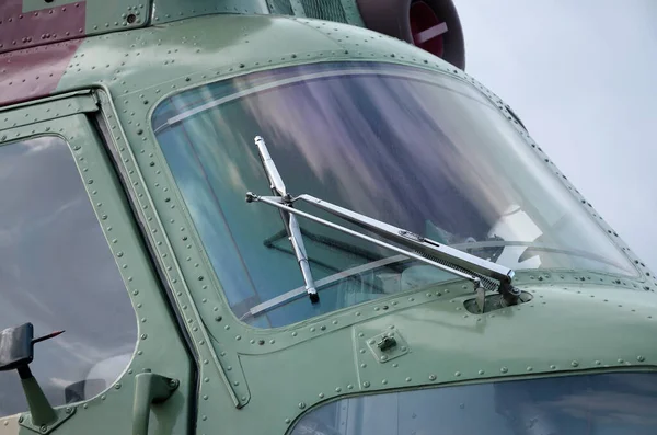Dichtbij Zicht Helikoptercabine Fragment Camouflage Vliegtuigromp Kogelvrij Glas — Stockfoto