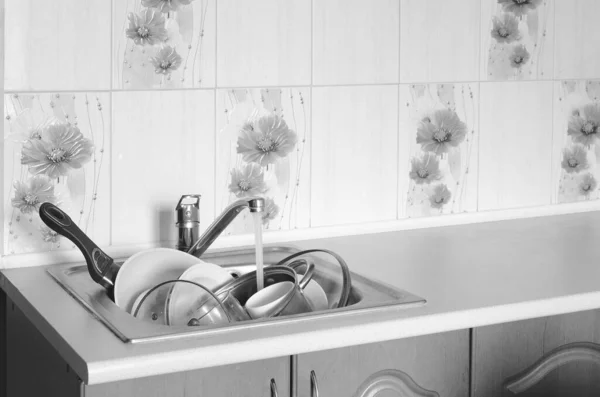 Smutsiga Rätter Och Otvättade Köksmaskiner Ligger Skumvatten Kran Från Köksblandare — Stockfoto