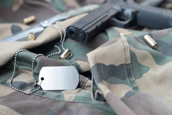 Жетон Army Dog Миллиметровыми Пулями Пистолетом Лежит Сложенной Камуфляжной Зеленой — стоковое фото