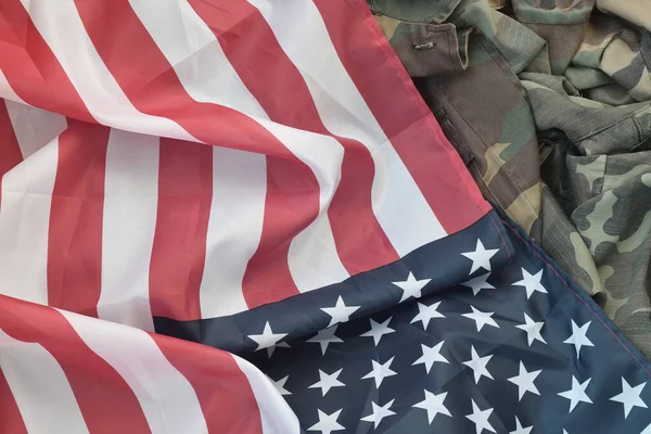 アメリカの国旗と軍の制服のジャケットを折り畳んだ アメリカの愛国的な休日のデザインのための軍事シンボルの概念的な背景バナー — ストック写真