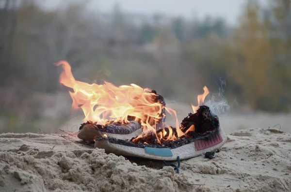 Quemar Zapatillas Deportivas Zapatos Gimnasio Puesto Fuego Playa Arena Costa — Foto de Stock