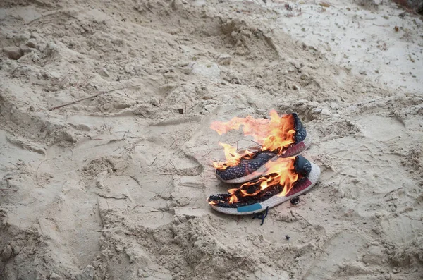 Quemar Zapatillas Deportivas Zapatos Gimnasio Puesto Fuego Playa Arena Costa — Foto de Stock