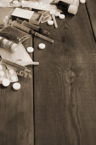 许多制造毒品的麻醉物质和设备都放在一张旧的木制桌子上 毒贩的事可卡因和大麻完好无损 麻醉药品交易概念 — 图库照片