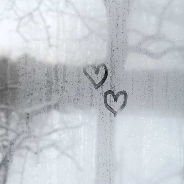 Два Серця Намальовані Склянці Взимку — стокове фото