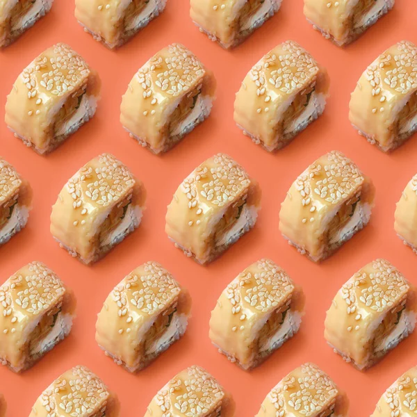 鱼子酱寿司罗尔斯Maki与加工奶酪橙色背景的密切关系 简约的顶视图平铺图案与日本菜 — 图库照片