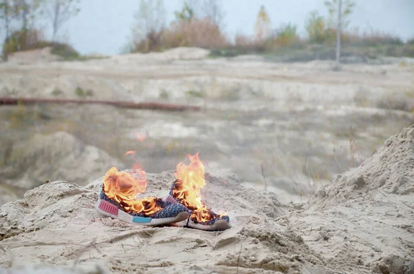 해변의 모래사장에서 운동화나 헬스클럽 신발을 불태운다 선수는 기진맥진하였다 과정에서의 육체적 — 스톡 사진