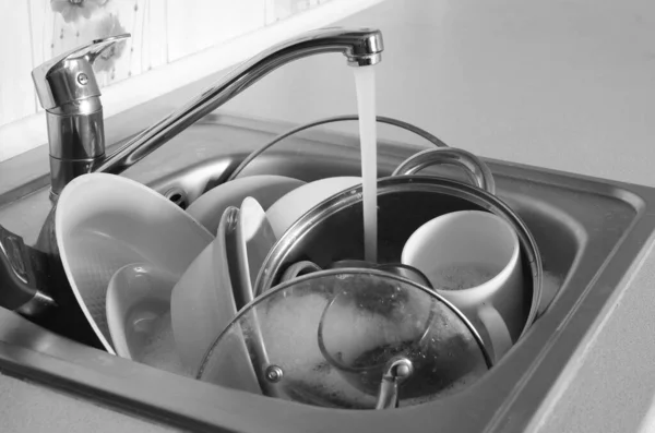 Schmutziges Geschirr Und Ungewaschene Küchengeräte Liegen Schaumwasser Unter Einem Wasserhahn — Stockfoto