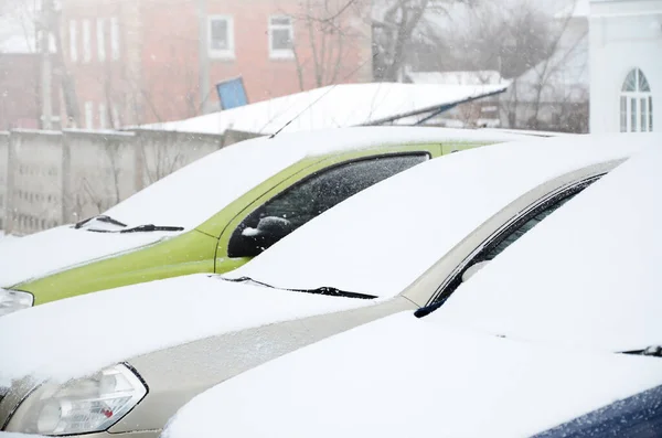Фрагменты Припаркованных Автомобилей Покрытых Белым Снегом — стоковое фото