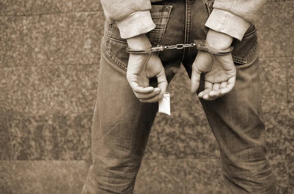 Letartóztatott Drogdíler Bilincsben Kis Heroin Drogcsomaggal Sötét Falon Illegális Kábítószer — Stock Fotó