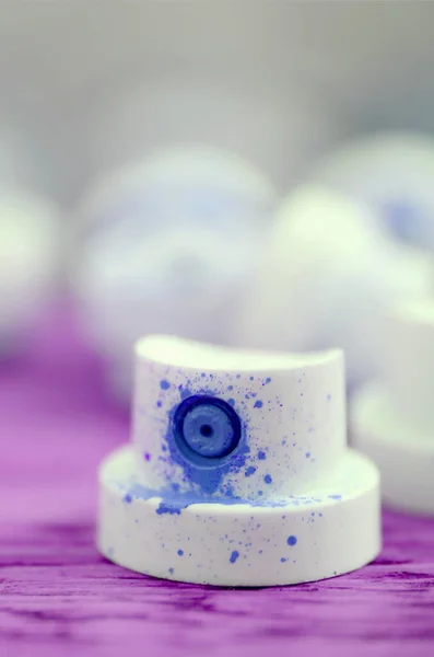 Грязные Голубые Сопла Распылителя Краски Лежат Фиолетовой Доске Фоне Нескольких — стоковое фото