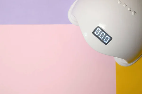 Светодиодная Лампа Процесса Отверждения Помощью Геля Лежит Пастельных Многоцветный Стол — стоковое фото
