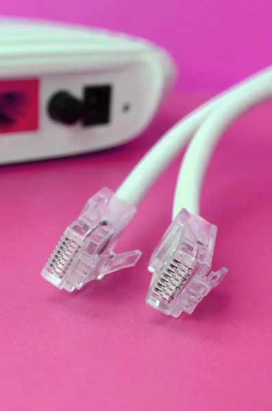 Roteador Internet Plugues Cabo Internet Encontram Fundo Rosa Brilhante Itens — Fotografia de Stock