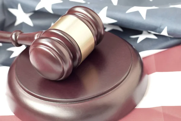 在司法审判期间 美国国旗上的正义槌在法庭上 法律概念和空白的复制空间 哈默法官 — 图库照片