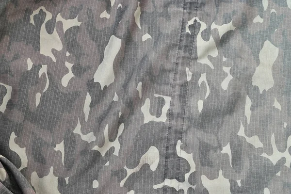 軍事サービス設計プロジェクトの背景として迷彩の背景テクスチャ 布の上に多くのプレートを持つ徴兵迷彩ジャケットの裏側 — ストック写真