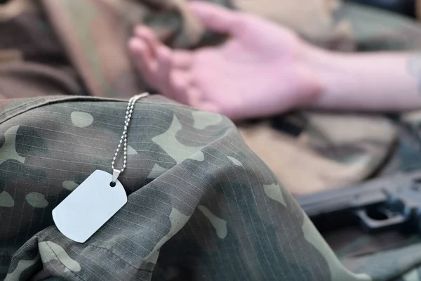 Halott Katona Üres Katonai Jelképe Álruhán Nyugszik Öngyilkosság Katonai Szolgálat — Stock Fotó