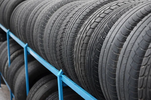 汽车商店里有各种各样的汽车轮胎 许多黑色轮胎 轮胎堆栈背景 有选择的重点 — 图库照片